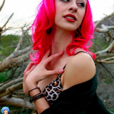 eroticbpm/hot_pinked_haired_pinup_poses_outdoors-120709/pthumbs/eroticbpm_02.jpg