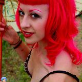 eroticbpm/hot_pinked_haired_pinup_poses_outdoors-120709/pthumbs/eroticbpm_06.jpg