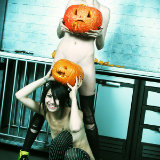 gothic-babes/emo_girls_halloween_pumpkins-102013/pthumbs/gothicsluts02.jpg