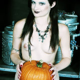 gothic-babes/goth_babe_carving_halloween_pumpkin-102512/pthumbs/gothicsluts07.jpg