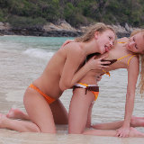 lesarchive/p701-tonguing_pussy_on_beach-111011/pthumbs/6.jpg